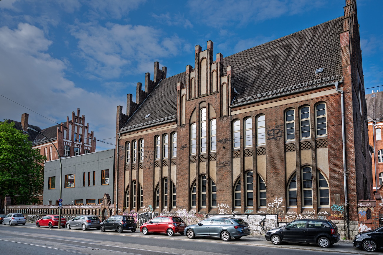 Das Foto zeigt das denkmalgeschütze Gebäude am Ostkreuz von der Markstraße aus fotografiert.