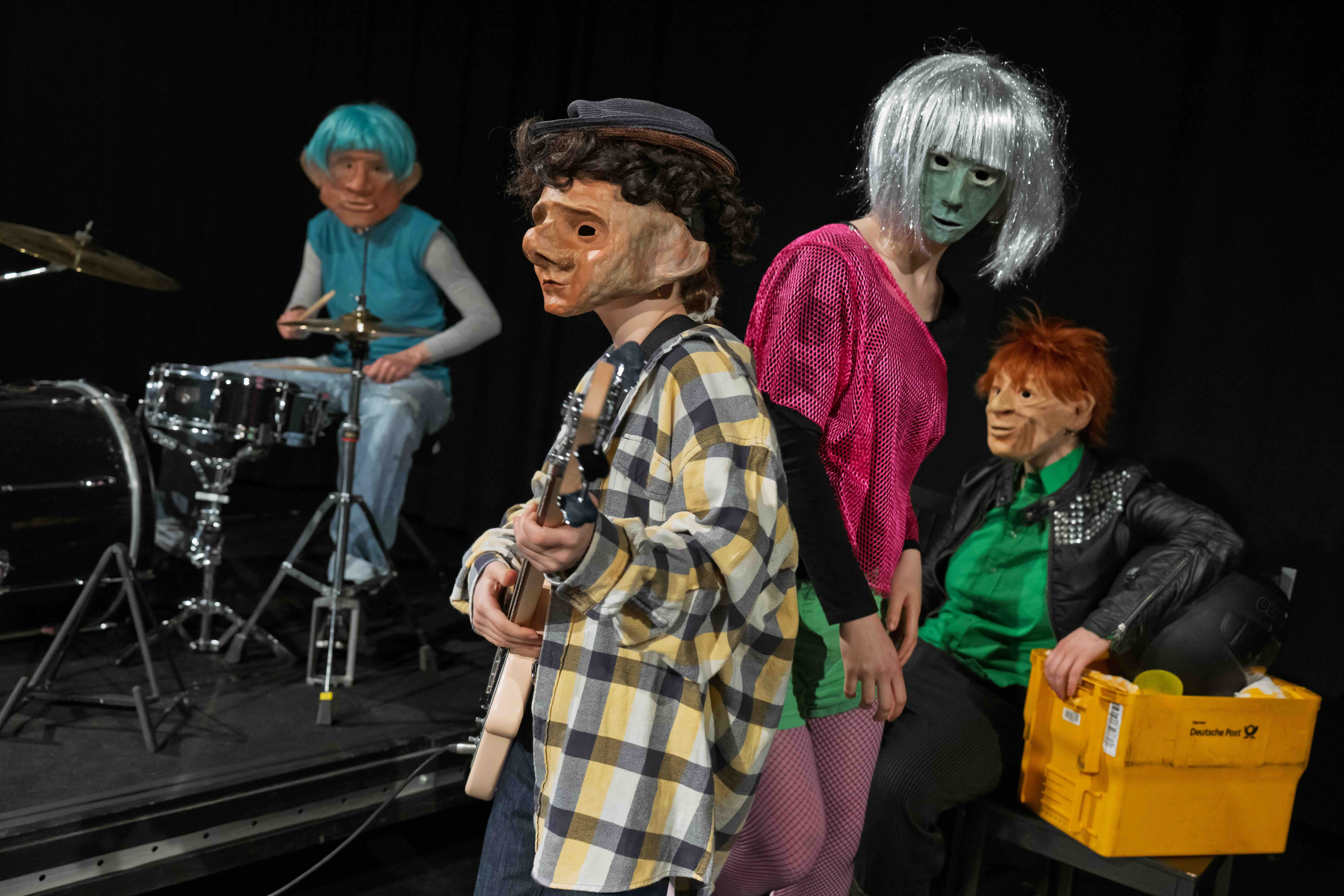 4 Figuren aus dem Maskenstück 