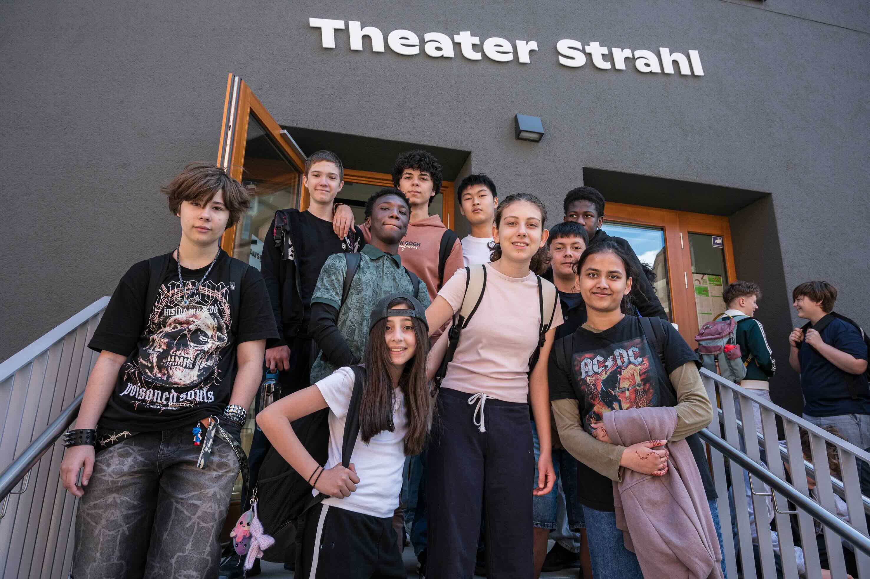 Eine Schulklasse posiert  vor dem Haupteingang von Theater Strahl.